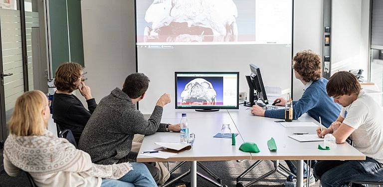 Professor Doktor Tomas Sauer und sein Team analysieren gemeinsam mit Doktor Doris Kurella vom Linden-Museum Stuttgart die computertomografischen Aufnahmen der mehr als 1.000 Jahre alten peruanischen Mumie aus dem Linden-Museum.